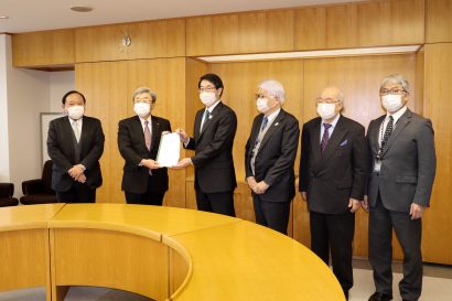 新潟経済同友会が「新潟奉行所」復元の検討報告書を中原八一市長へ提出