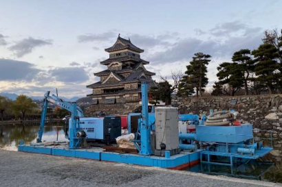 小柳建設（新潟県三条市）が２１日から２５日まで松本城の浚せつ工法の実証実験に参画