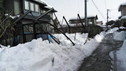 【特集】豪雪で県内各地で相次いだ建物被害、南魚沼市民病院の正面玄関屋根が破損する被害も