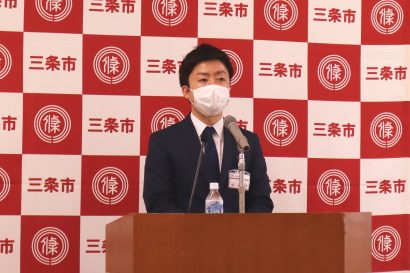 新潟県三条市の滝沢亮市長が定例会見で市内新型コロナの感染状況を説明