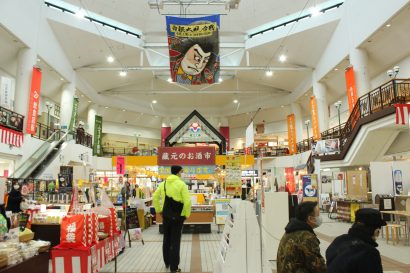 新春を迎えた「新潟ふるさと村」（新潟市西区）の初売りの状況は