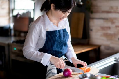 新潟の料理研究家と考えた伝統織物「亀田縞」のエプロンが発売