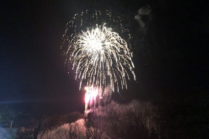 新潟県上越市の金谷山スキー場でレルヒ祭の冬の花火上がる