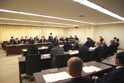 新潟県三条市の滝沢亮市長が新年度の当初予算案を発表