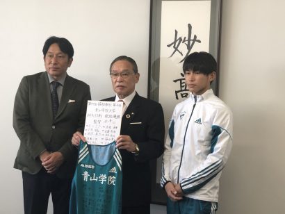 青山学院大学陸上競技部の原晋監督らが新潟県妙高市の入村明市長を表敬訪問