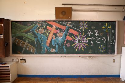 新潟市立白山小学校の卒業生へ日本アニメ・マンガ専門学校生による黒板アートがプレゼント