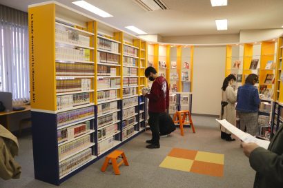 新潟国際情報大学（新潟市西区）の図書館に漫画コーナー「No.９」が新設