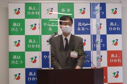 新潟県燕市の鈴木力市長が定例会見でワクチンの接種券配布や消費喚起クーポンの再発行などを発表