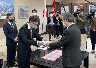 新潟県の花角知事へ新型コロナウイルスの影響を受ける飲食店経営者らが支援を求める要望書・署名簿を提出