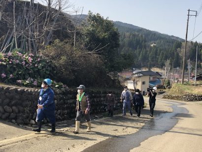 新潟県糸魚川市の地すべり現場に帰宅した県道東側地区住民を対象に避難訓練を実施