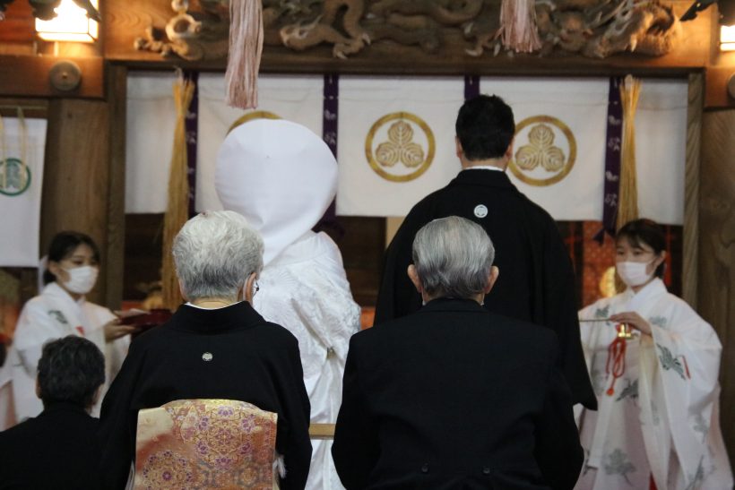 米山隆一さんと 作家 タレント室井佑月さんが新潟県長岡市の神社で結婚式を挙行 新潟県内のニュース