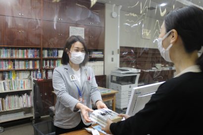 新潟県燕市内３図書館の全スタッフが、マスクの下の笑顔が分かるバッヂ「MY FACE」を装着開始