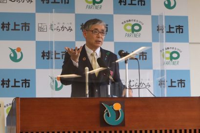 新潟県村上市の高橋邦芳市長が定例会見、新型コロナ集団感染が発生した施設を公開し風評被害などへの注意を呼びかけ