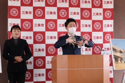 新潟県三条市の滝沢亮市長が定例会見で、新型コロナワクチンの高齢者向け接種日程や市職員採用試験のオンライン実施など発表