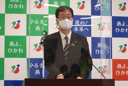 新潟県燕市の鈴木力市長が定例会見で、市内夏祭りの中止やPCR検査費用助成の対象者拡大などを発表