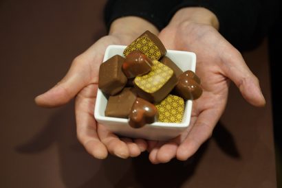 三条中央商店街（新潟県三条市）が創業１００年のむさしや菓子店と「ボンボンショコラ」を３０日に販売開始、地域おこし協力隊コラボ企画第一弾