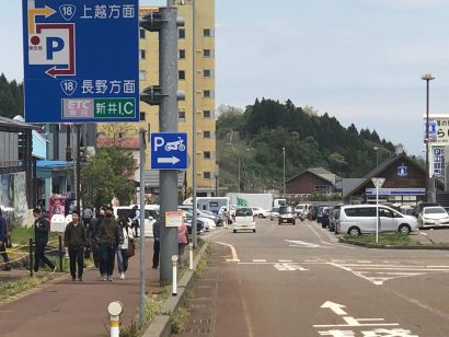 晴天にも恵まれ多くの人で賑わう「道の駅あらい」（新潟県妙高市）