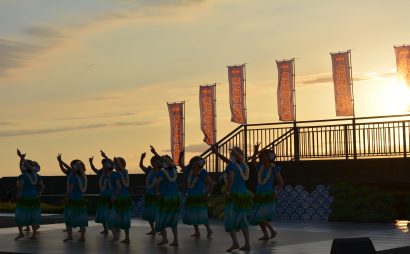 新潟県糸魚川市で開催の「第８回奴奈川（ぬながわ）芸能の祭典＆サンセット」、夕日に染まるステージで演舞を披露