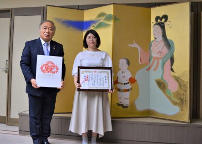 新潟県糸魚川市が最優秀賞の阿部香織さん（新潟県小千谷市在住）に感謝状を授与