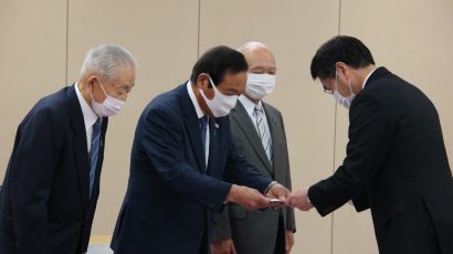 「救う会新潟」と「大澤孝司さんと再開を果たす会」のメンバーが、拉致問題の解決に向けて新潟市の中原八一市長に要望