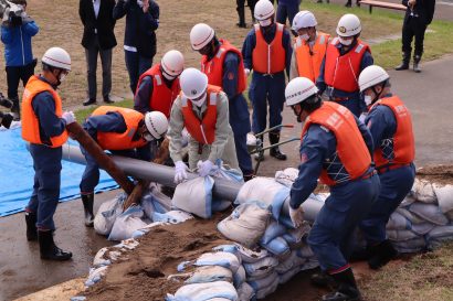 新潟市南区の信濃川河川敷で出水期へ向けた水防訓練実施