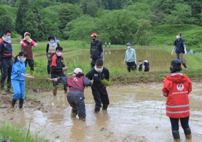 新潟県上越市の牧区棚広集落の棚田で「棚田みらい応援団」が地元農家と田植え作業