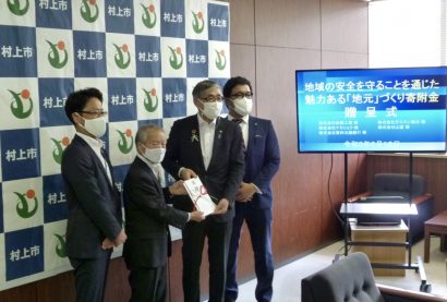 株式会社ダスキン鈴木（新潟県村上市）、第四北越銀行株式会社など５つの企業が村上市の高橋邦芳市長へ寄附金を贈呈