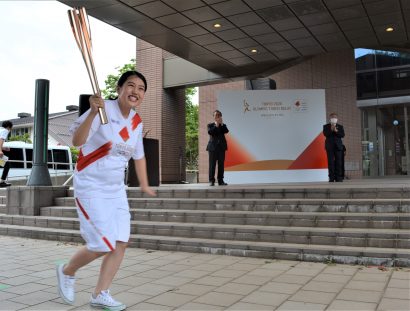 東京オリンピックの聖火リレーが新潟県内でスタート、糸魚川市出身の横澤夏子さんが第１走者に