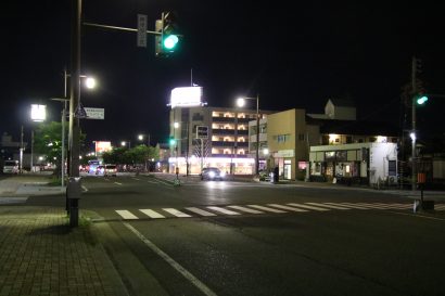 新潟市中央区鐙１丁目の姥ヶ山方面へ向かう市道で自転車と路線バスが接触する事故