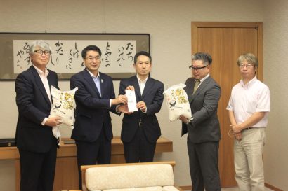 新潟市西蒲区西川地域の企業団体「西川同友会」が新潟市に県産米と寄附金を贈呈