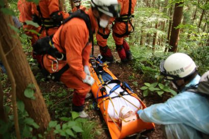 西蒲消防署（新潟市西蒲区）、天神山城址で登山中に足首を負傷した怪我人を担架で搬送する山岳救急訓練