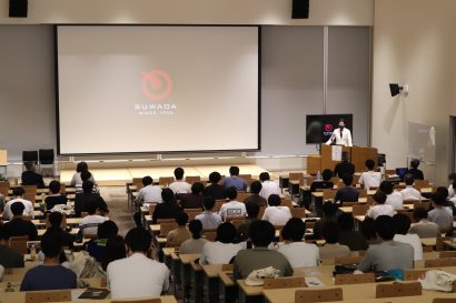 三条市立大学（新潟県三条市）で「工学と経営の融合」を実践する地元企業・諏訪田製作所と玉川堂の代表が講演