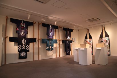 新潟大学旭町学術資料展示館（新潟市中央区）がリニューアルを記念し企画展「日本酒学展」を開催中