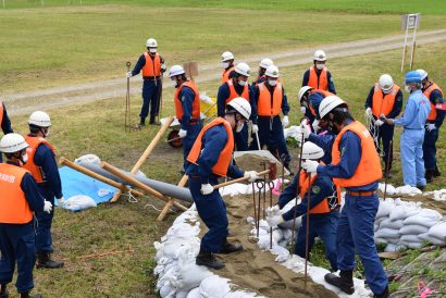 消防団員ら手際よく　２年ぶり350人荒川水防訓練【村上新聞】