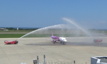 ピーチの新潟〜大阪線増便を記念し新潟空港で放水アーチ