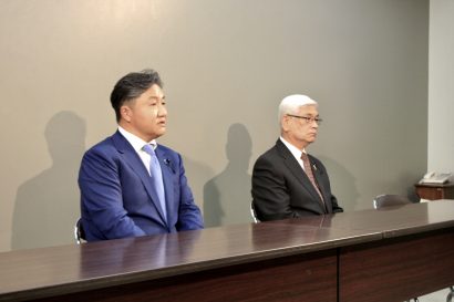 新潟県議会、第９９代県議会議長に選出された佐藤純氏と県議会副議長に選出された小島隆氏が会見