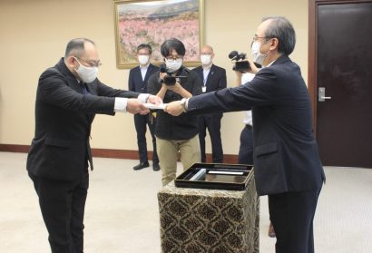 新潟県の花角英世知事が副知事に就任した橋本憲次郎氏に辞令を交付