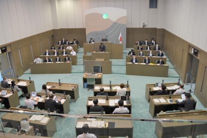 糸魚川市議会定例会の本会議最終日に米田徹市長が職員逮捕などについて陳謝