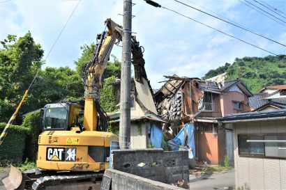 新潟県糸魚川市が市内で初となる行政代執行による空家の除却を実施