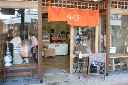 新潟県立新発田商業高校の生徒による商店街空き屋活用店「ふくら」がプレオープン、生徒考案商品が勢揃い