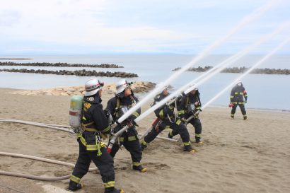 新潟市中央消防署が７月１７日に海開きとなる関屋浜海水浴場で消防訓練を実施