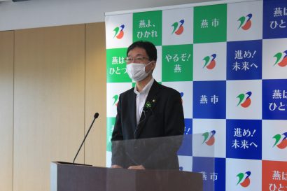 新潟県燕市の鈴木力市長が臨時会見、５９歳から２３歳までを対象としたワクチン接種の予約受付開始を延期