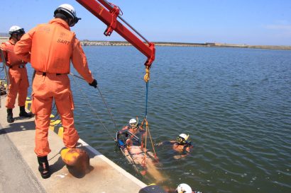 新潟市消防局特別高度救助隊が南浜漁港（新潟市北区）で水難救助訓練