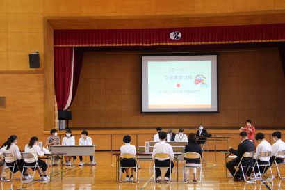 新潟市立万代高校（新潟市中央区）で模擬市議会、生徒たちが議会の合意形成の手続きなどを学ぶ