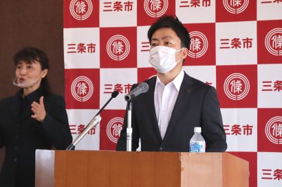 新潟県三条市の滝沢亮市長が定例会見「市民への新型コロナワクチン接種は、当初の予定通り１１月末までの完了を目指す」