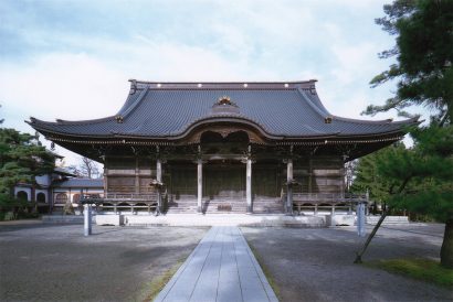 本成寺（新潟県三条市）、料亭・山重（新潟県加茂市）、角屋社屋別館（新潟県十日町市）の建築物が新たに有形文化財に登録