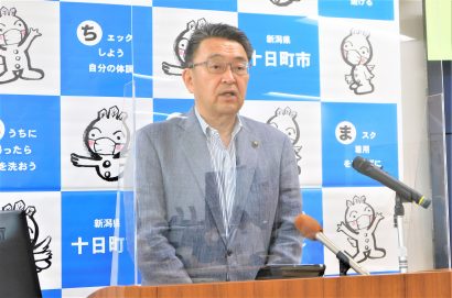 新潟県十日町市の関口芳史市長が定例会見で一般会計補正予算を発表