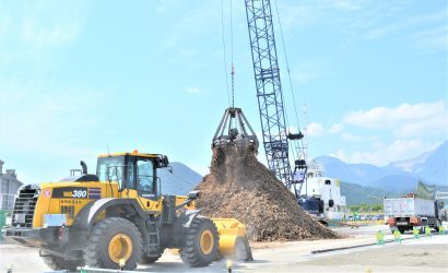 新潟県糸魚川市の姫川港西ふ頭３号岸壁で初の荷揚げ作業