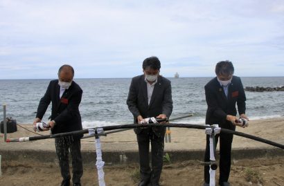 新潟県粟島浦村に光回線を整備する「海底光回線 敷設工事」の作業安全を祈願する式典を瀬波温泉海岸（村上市）で実施