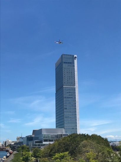 新潟県防災局、津波避難ビルでもある「万代島ビル」でヘリコプターによるビル屋上からの救助訓練